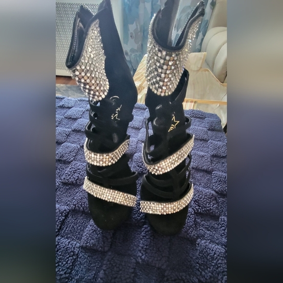 Elegant Black and Silver Women's Platform Heels - Picture 4 of 4